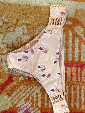 Acacia swimwear Small S bikini bottoms floral la riviera island orchid